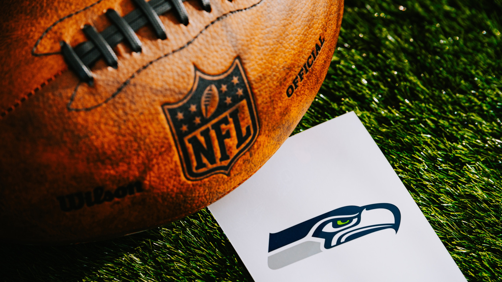 The 8 Best Seattle Bars For An Unforgettable Super Bowl Watch Party - Tasting Table