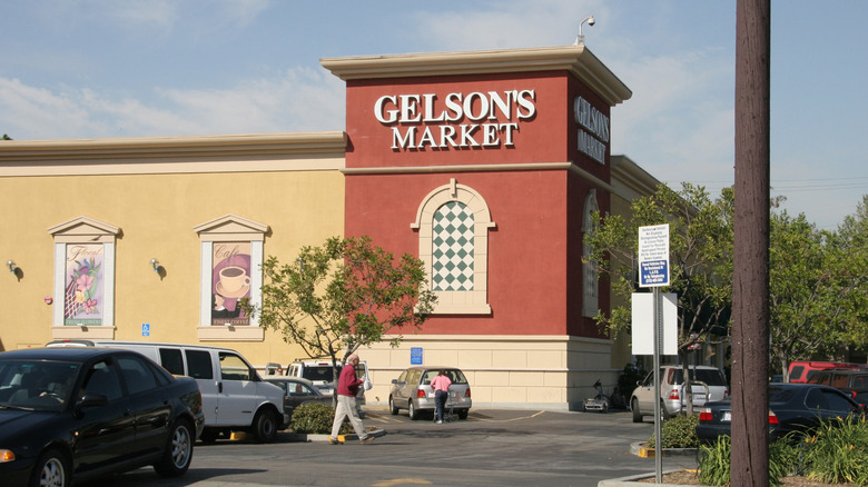 Exterior of Gelson's Market from parking lot