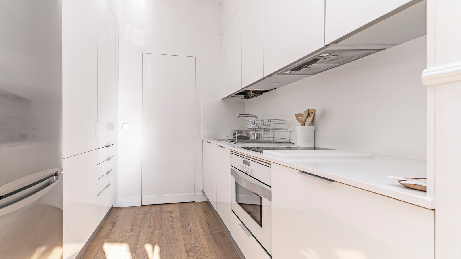 The '80s Cabinet Trend Boomers Remember That Hid The Handles To Look Futuristic - Tasting Table