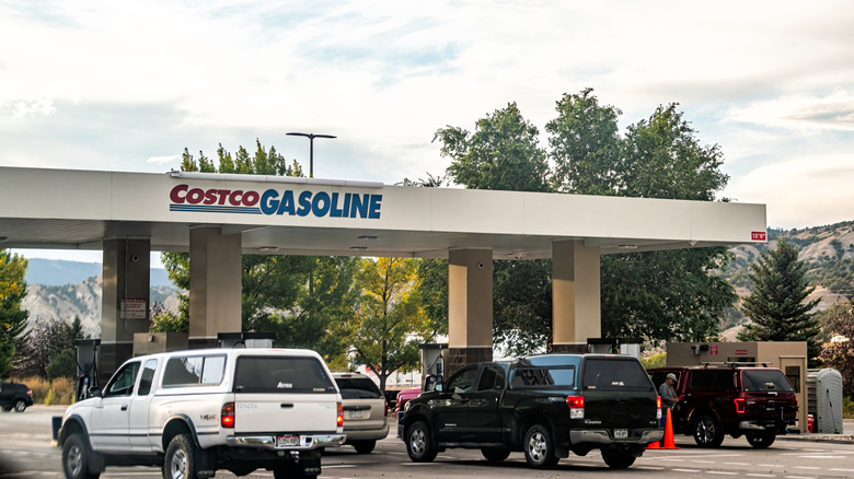 Cars at Coscto Gasoline in Gypsum, Colorado