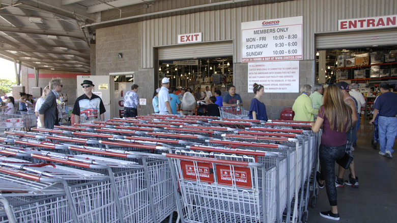 Costco consumers and karts in front of the Kahului branch