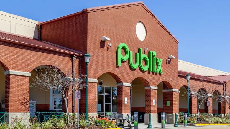 The outside of a Publix grocery store in South Carolina.