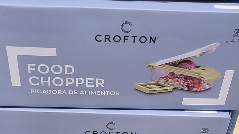 Box for the Crofton food chopper with picture of chopping veggies