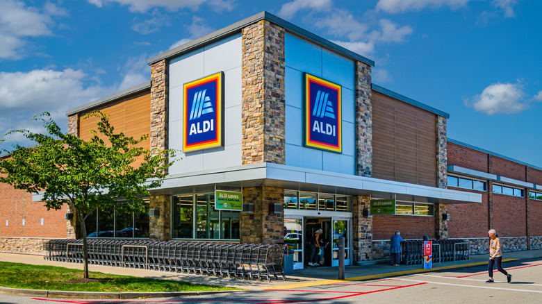 Aldi store with green tree out front