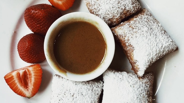 Beignets with praline sauce and strawberries