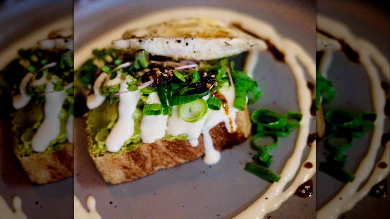 Aguacate toast with sauce drizzle