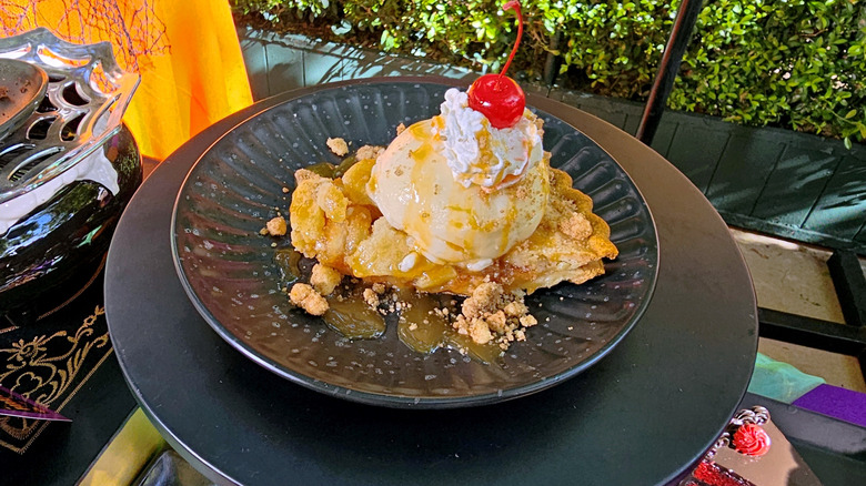 Apple pie sundae on a plate