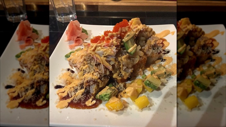 Sushi roll topped with spicy mayo and tempura flakes