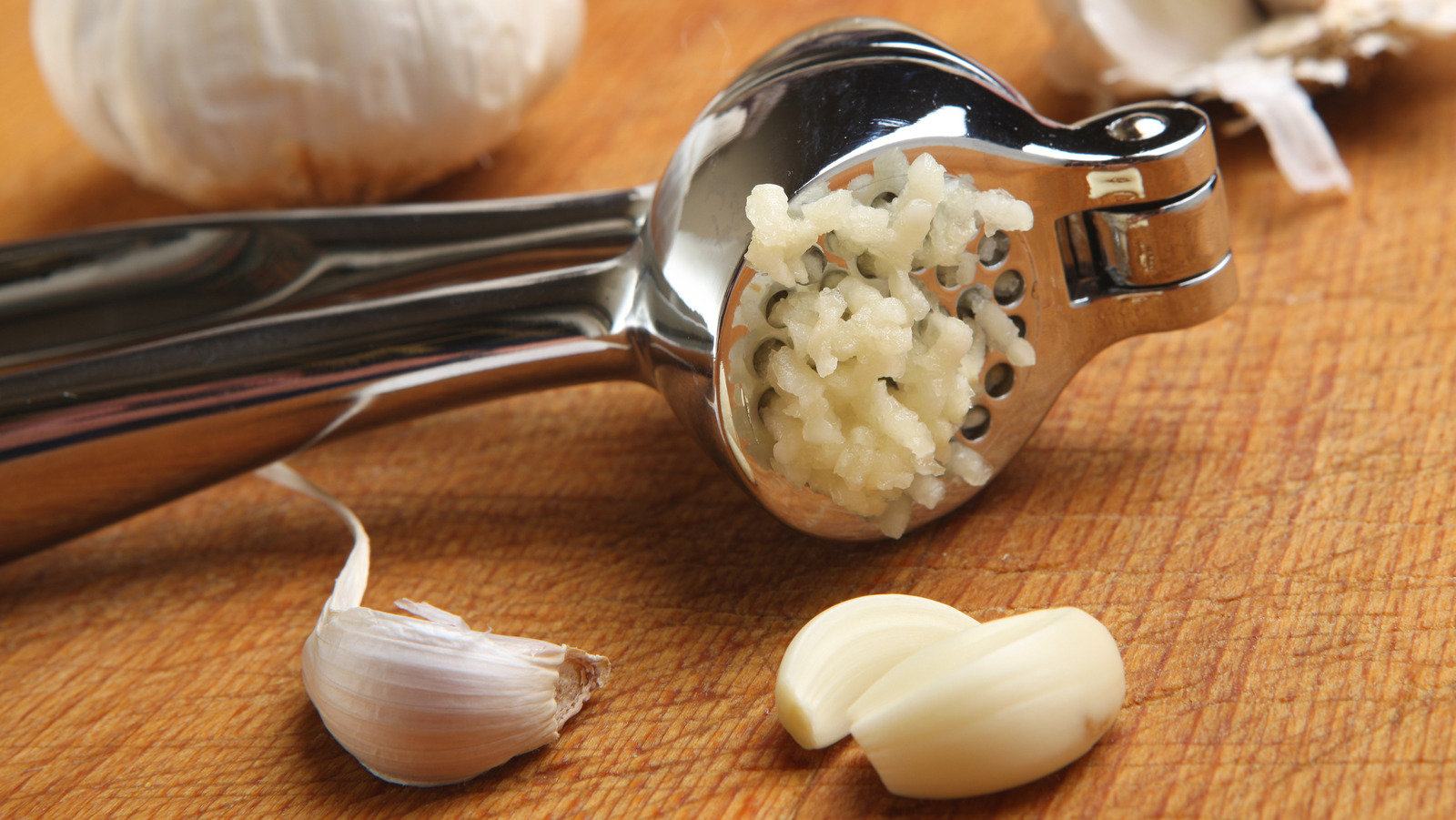 https://www.tastingtable.com/img/gallery/the-absolute-best-uses-for-your-garlic-press/l-intro-1675268990.jpg