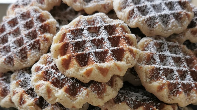https://www.tastingtable.com/img/gallery/the-absolute-best-uses-for-your-waffle-iron/waffled-cookies-1662657307.jpg