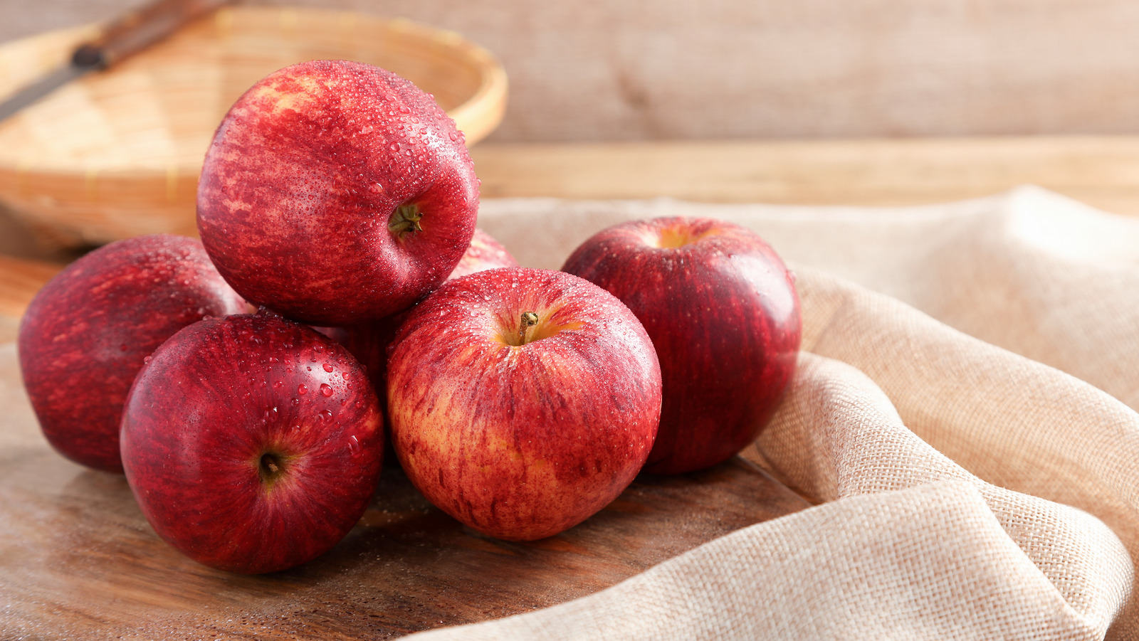 https://www.tastingtable.com/img/gallery/the-absolute-best-way-to-keep-apples-fresh/l-intro-1648153419.jpg