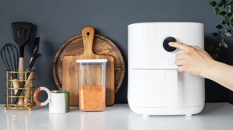 woman useing an air fryer