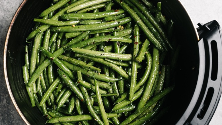 Green beans in an air fryer basket