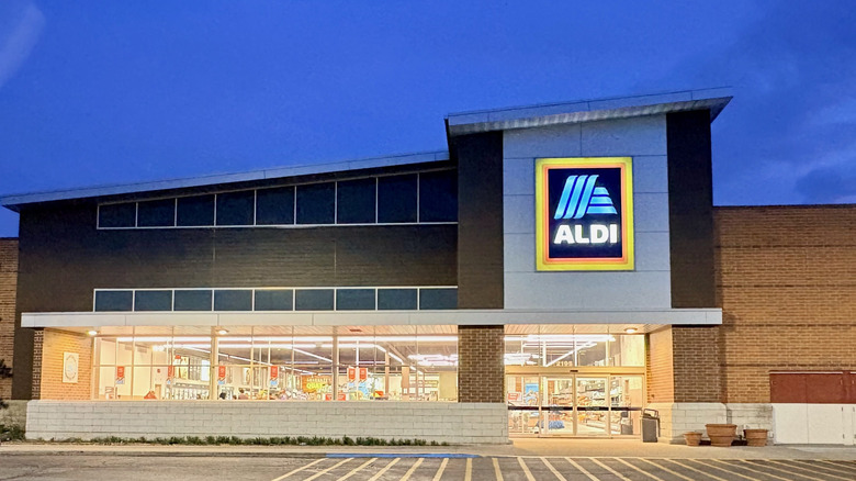 The outside of ALDI grocery store at night