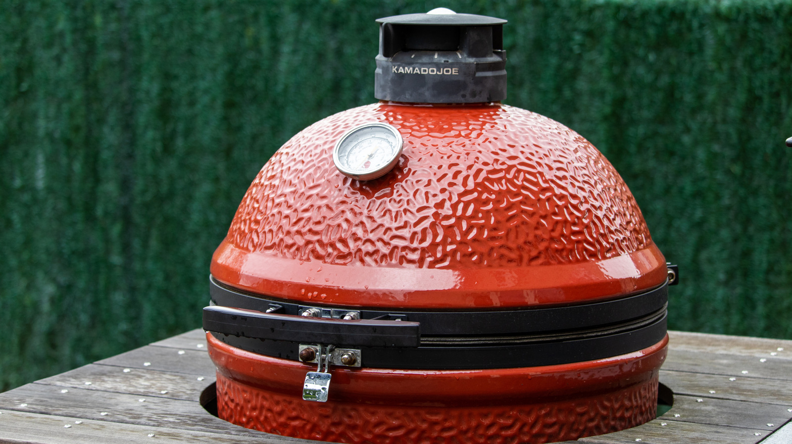 The Alternative Grill That Stands Toe-To-Toe With Kamado Joe While Being 80% Cheaper