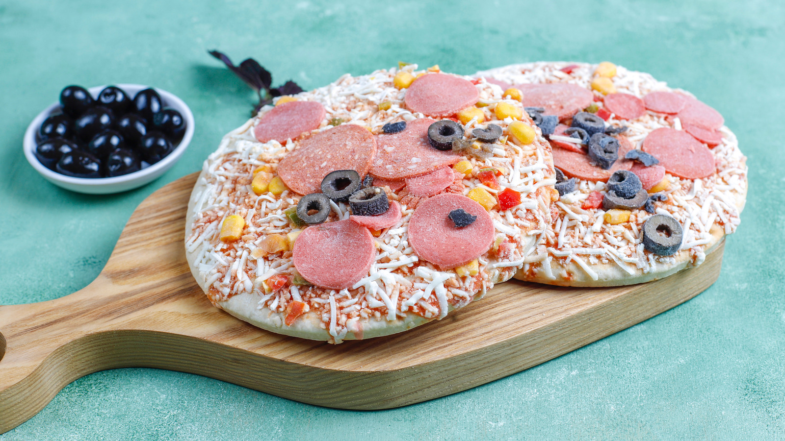 The Baking Mistake You Need To Avoid With Frozen Pizza