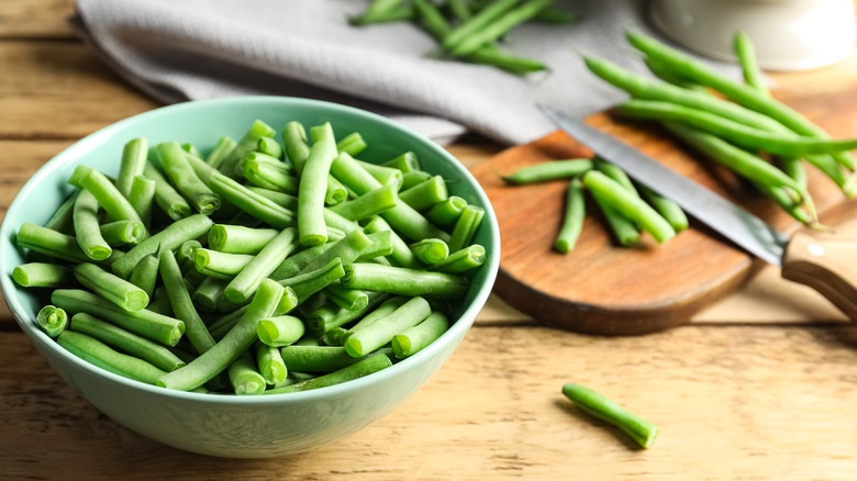 green beans in bowl and cutting board