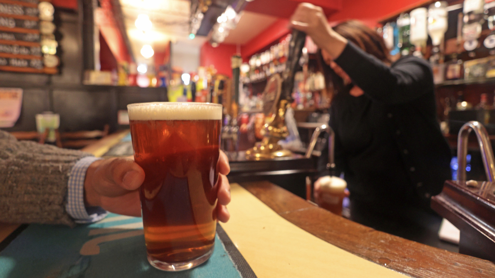 The Best (And Only) Way To Order A Beer At A Pub In The UK