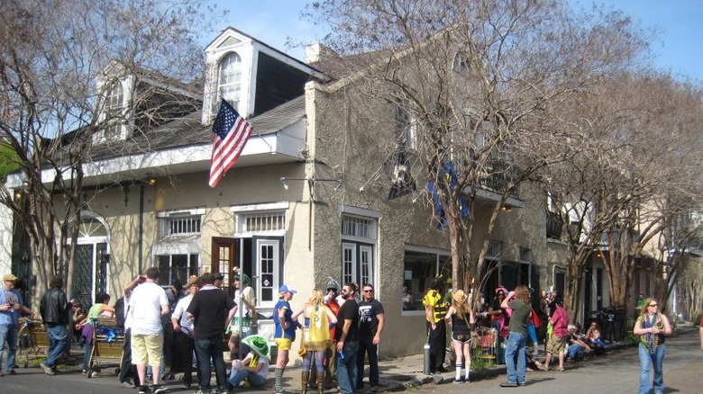 A crowd or people hanging out in front of R Bar in New Orleans.