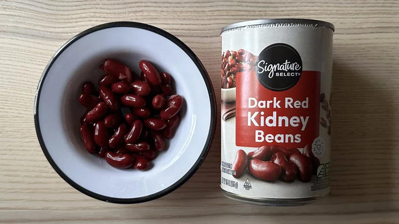 Signature select kidney beans in a bowl and can