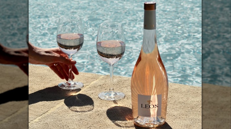 Bottle and glasses of Leos Cuvée Augusta Rosé