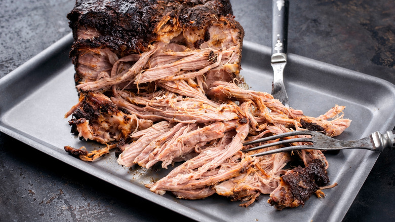 Pulled pork on tray 