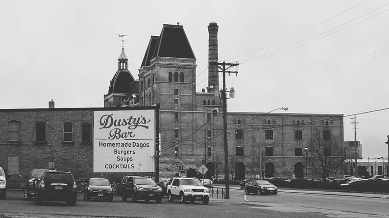 Dusty's Bar in black and white from a distance