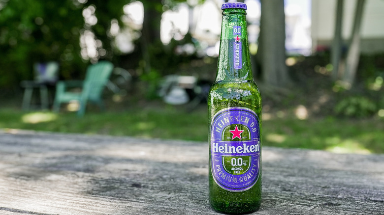 Heineken 0.0 on a wooden table