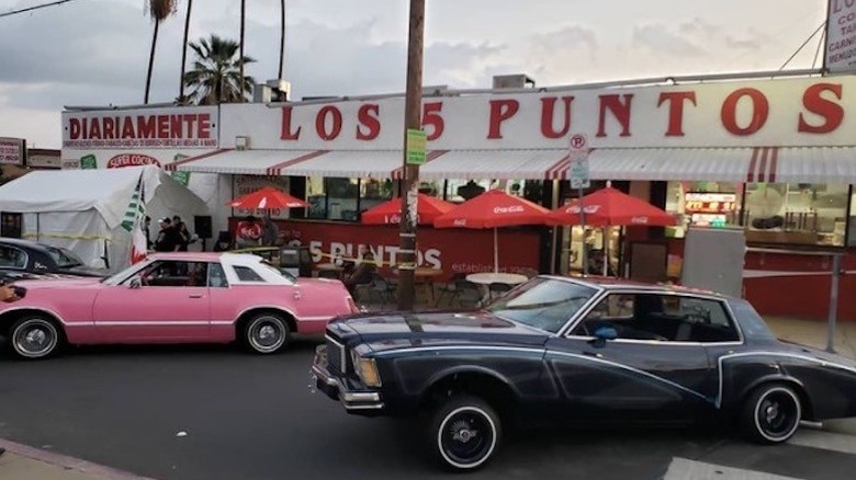 Los 5 Puntos taco stand classic cars