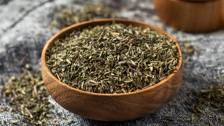 dried thyme in bowl 