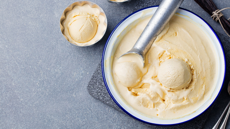 vanilla ice cream with scoop