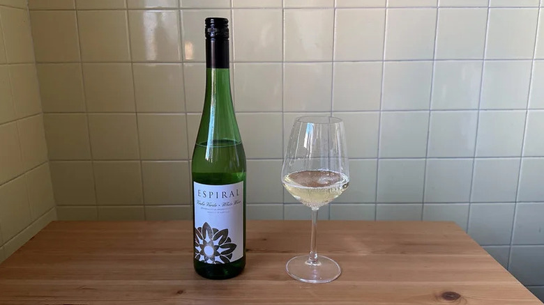 Espiral Vinho Verde in glass on wooden table
