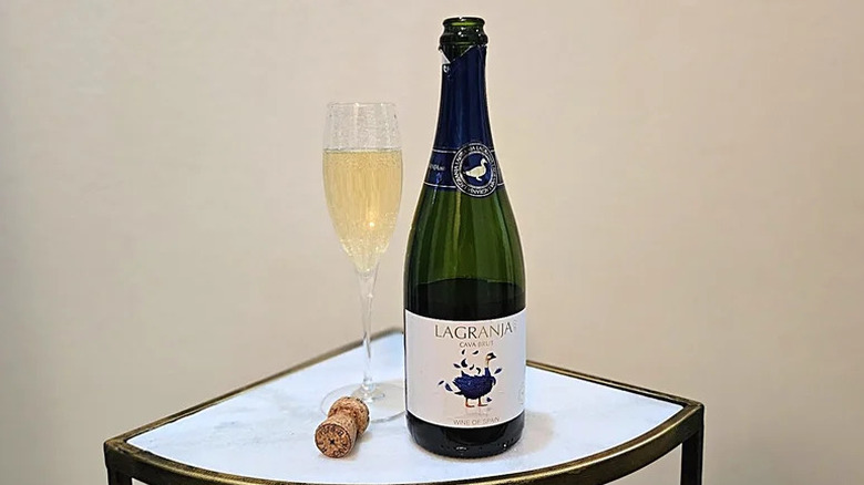 La Granja 360 Brut Cava on small white table