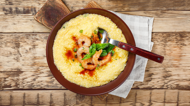 Shrimp and grits in bowl 