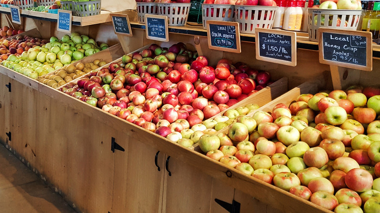 apples at farmer's market