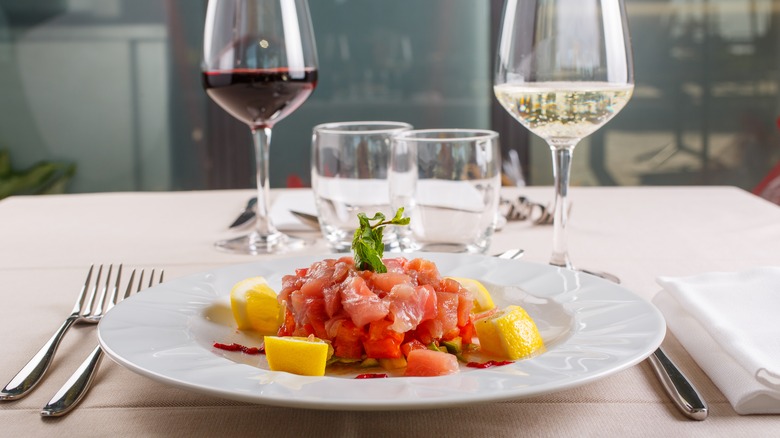 tuna tartare with red wine and white wine