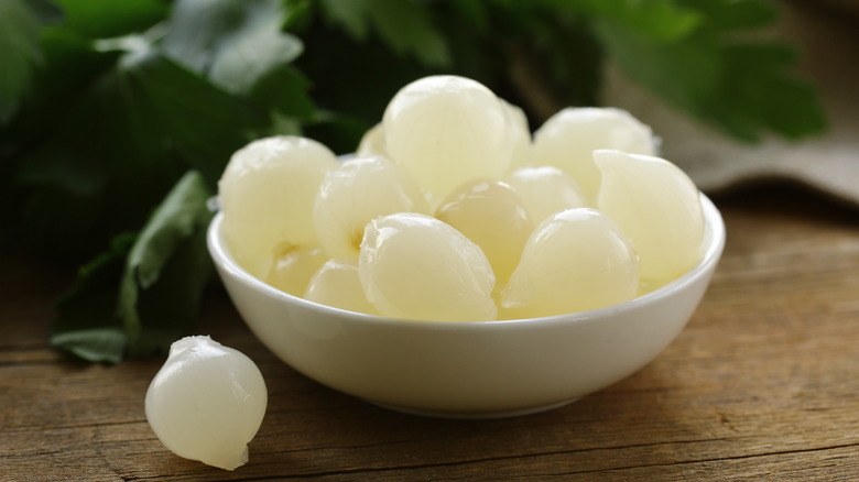 Peeled pearl onions in bowl