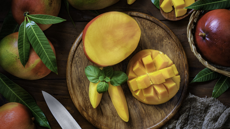 sliced mango on a plate