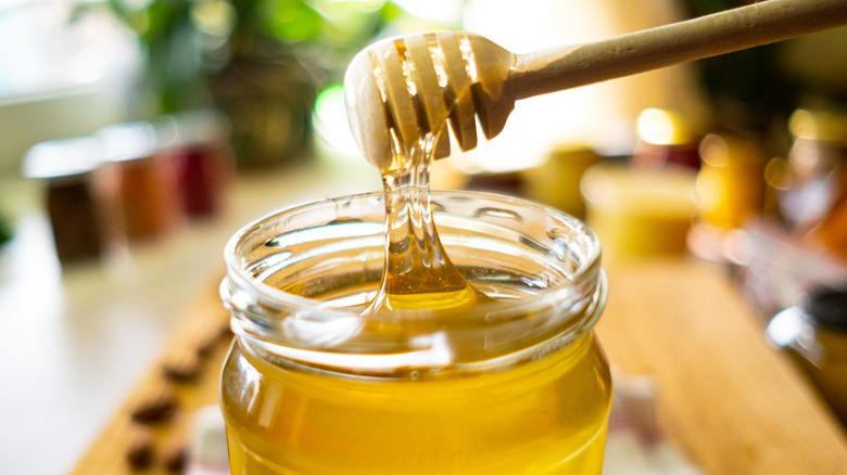 Honey dipper and honey jar