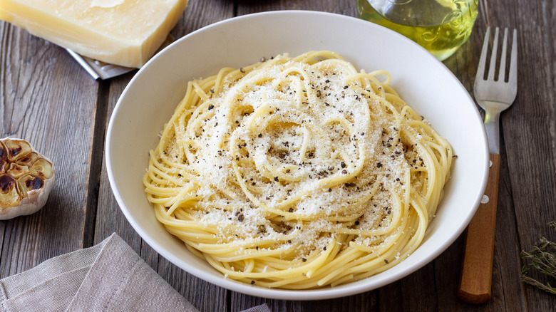 cacio e pepe in bowl