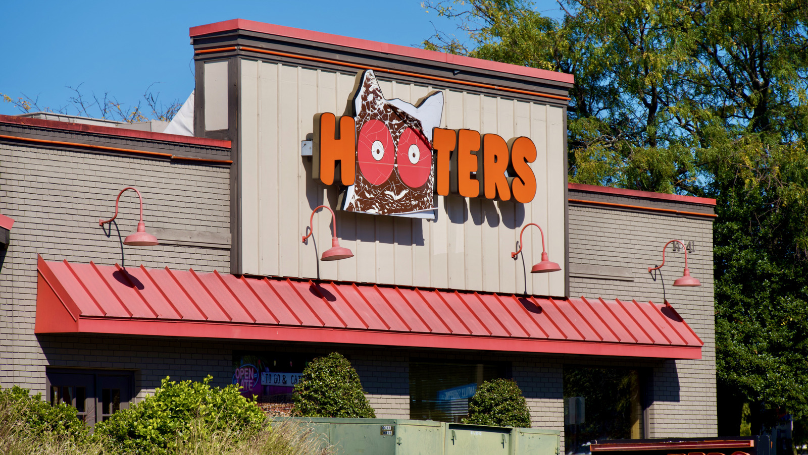 The Biggest Changes Coming To Hooters After The Chain's Founders Take Back Control - Tasting Table