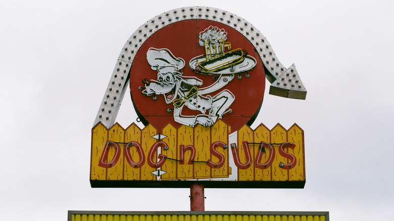 Dog n Suds restaurant sign