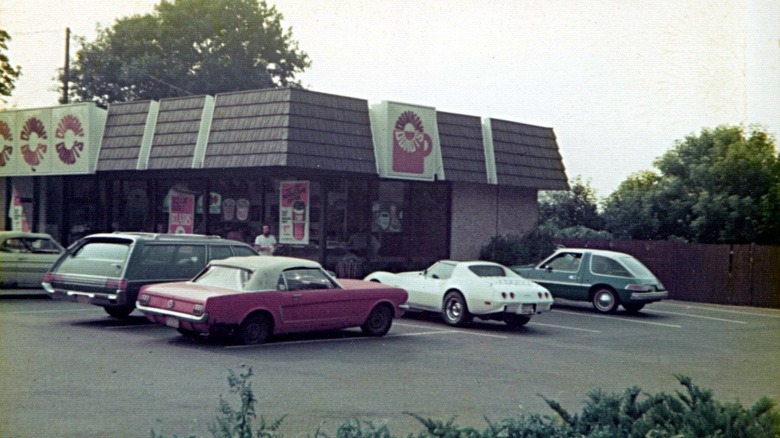 1970s picture of Dunkin' Donuts restaurant