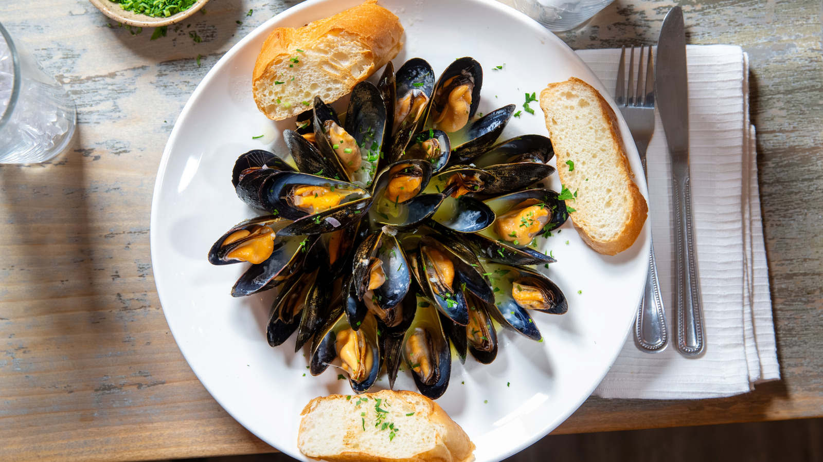 The Bread Etiquette Rule French Diners Know That Tourists Often Miss