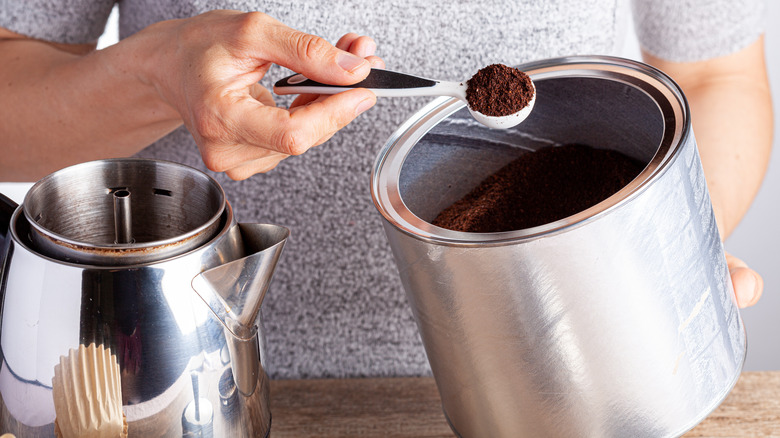 Filling a percolator with coffee