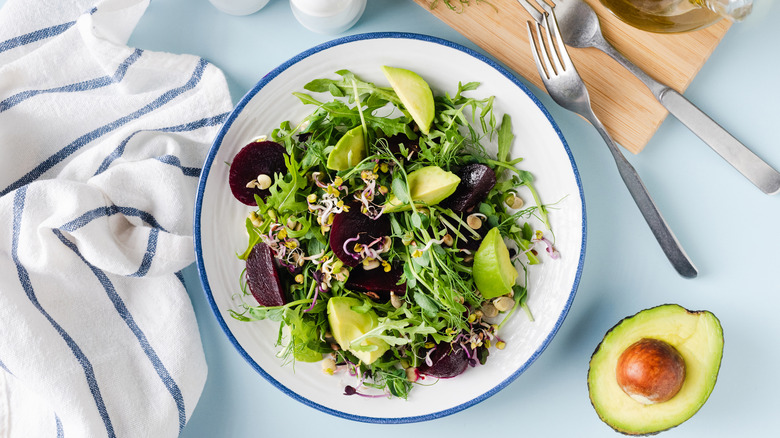 Arugula salad with avocado