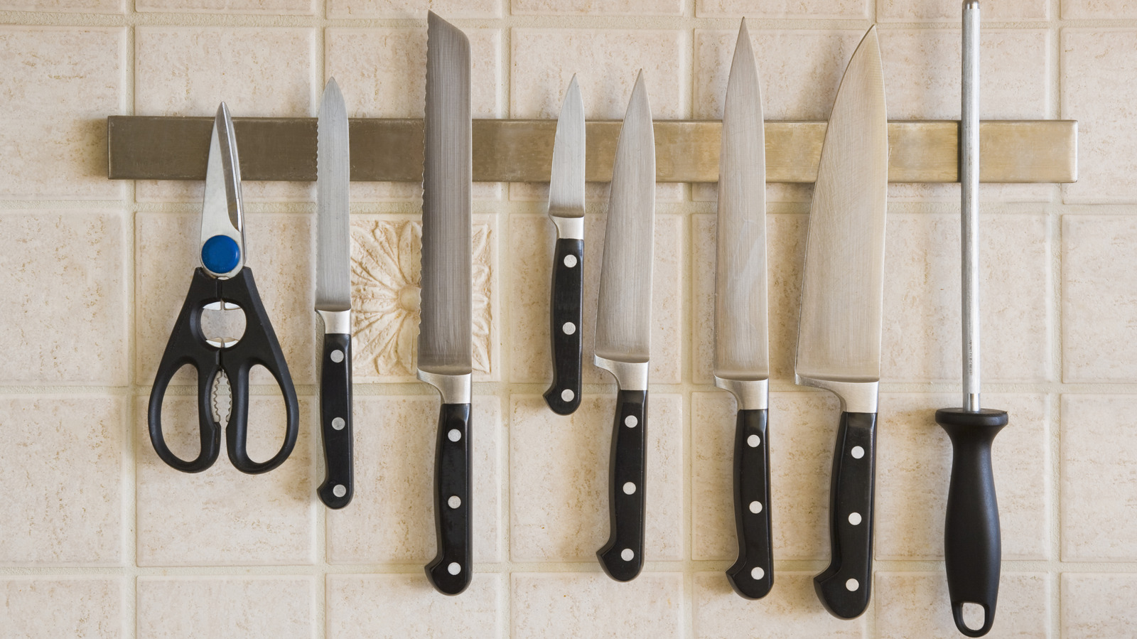https://www.tastingtable.com/img/gallery/the-clever-knife-storage-hack-you-may-not-have-thought-of/l-intro-1691692092.jpg