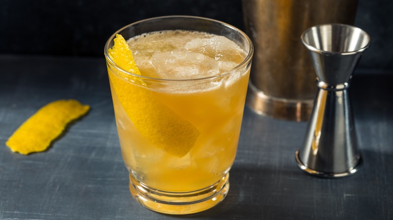 refreshing Gold Rush bourbon cocktail