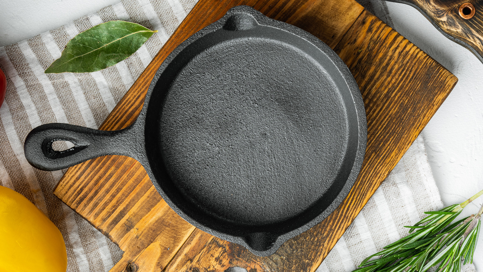 The Clever Way To Use Your Cast Iron Skillet To Keep Dishes Warm On The Stovetop
