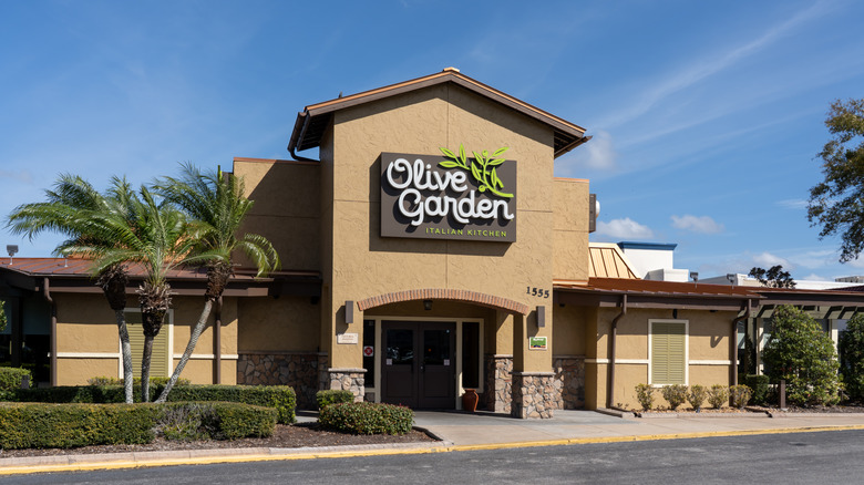 Exterior building of an Olive Garden location
